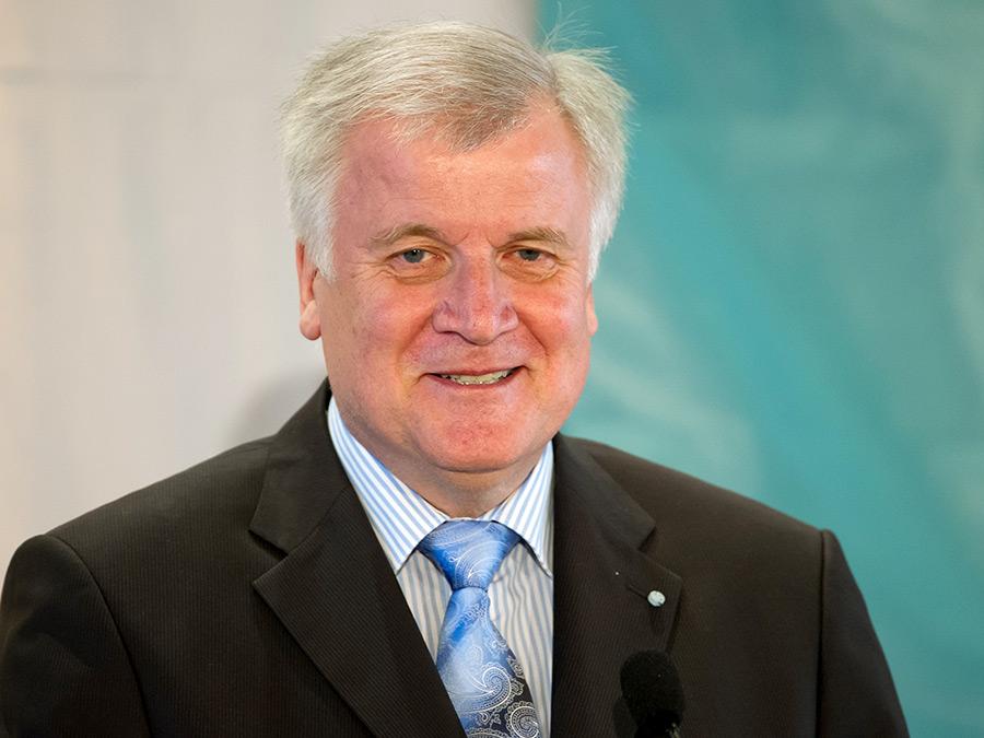 Von 2008 bis 2018 war der heutige Bundesinnenminister, Horst Seehofer, amtierender Ministerpräsident des Freistaates Bayern. Zu Beginn seiner Herrschaft trauten nur wenige dem Ingolstädter zu, sich lange halten zu können: Die für einen bayerischen Ministerpräsidenten beinahe überlebenswichtigen Ecken, Kanten und teils reaktionären Standpunkte schienen dem eher konturlosen Seehofer zu fehlen. Doch der 64-Jährige gewann im Laufe seiner Amtszeit zunehmend an Profil und erwies sich als bayerischer Fels in der bundes- und europapolitischen Brandung. Auch private Affären überstand er nahezu unbeschadet: Der lange Zeit als Schwerenöter verrufene Seehofer war zweimal verheiratet, hat drei erwachsene Kinder und eine außereheliche Tochter.
