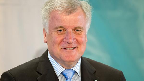 Von 2008 bis 2018 war der heutige Bundesinnenminister, Horst Seehofer, amtierender Ministerpräsident des Freistaates Bayern. Zu Beginn seiner Herrschaft trauten nur wenige dem Ingolstädter zu, sich lange halten zu können: Die für einen bayerischen Ministerpräsidenten beinahe überlebenswichtigen Ecken, Kanten und teils reaktionären Standpunkte schienen dem eher konturlosen Seehofer zu fehlen. Doch der 64-Jährige gewann im Laufe seiner Amtszeit zunehmend an Profil und erwies sich als bayerischer Fels in der bundes- und europapolitischen Brandung. Auch private Affären überstand er nahezu unbeschadet: Der lange Zeit als Schwerenöter verrufene Seehofer war zweimal verheiratet, hat drei erwachsene Kinder und eine außereheliche Tochter.