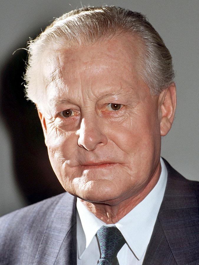 Mit 124 von 193 Stimen wurde 1988 Max Streibl (CSU) nach dem Tod von Franz Josef Strauß zum Ministerpräsidenten gewählt. Ganz im Sinne seines monumentalen Vorgängers beschwor Streibl, nachdem 500 Demonstranten beim 1992er Weltwirtschaftsgipfel in München festgenommen wurden, die "bayerische Art", "etwas härter vorzugehen." Ein Jahr später war der Oberammergauer jedoch bereits Geschichte: Die "Amigo-Affäre" brach ihm das politische Genick und er musste zurücktreten.