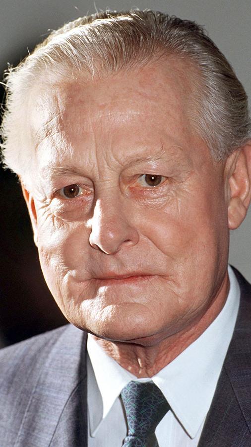 Mit 124 von 193 Stimen wurde 1988 Max Streibl (CSU) nach dem Tod von Franz Josef Strauß zum Ministerpräsidenten gewählt. Ganz im Sinne seines monumentalen Vorgängers beschwor Streibl, nachdem 500 Demonstranten beim 1992er Weltwirtschaftsgipfel in München festgenommen wurden, die "bayerische Art", "etwas härter vorzugehen." Ein Jahr später war der Oberammergauer jedoch bereits Geschichte: Die "Amigo-Affäre" brach ihm das politische Genick und er musste zurücktreten.