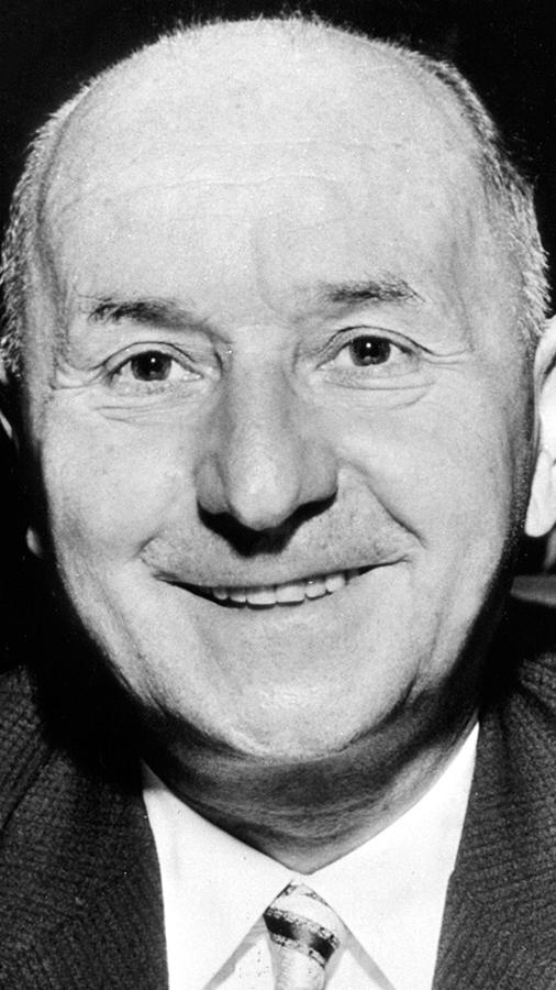 1933 wurde Hanns Seidel als Mitglied der Bayerischen Volkspartei (BVP) von den Nationalsozialisten verhaftet und emigrierte nach Litauen. Nach dem Zweiten Weltkrieg kehrte der Jurist nach Deutschland zurück, wurde Mitglied der CSU und war 1957 bis 1960 bayerischer Ministerpräsident. Er trat aus gesundheitlichen Gründen zurück.