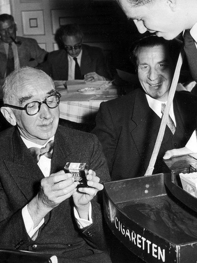 Fritz Schäffer (links) war 1945 von Ende Mai bis Ende September der erste Bayerische Ministerpräsident nach dem Zweiten Weltkrieg. Er wurde von der amerikanischen Militärregierung eingesetzt und diente gleichzeitig als Leiter des Bayerischen Finanzministeriums. Als Ministerpräsident war er parteilos, später wurde er CSU-Mitglied.