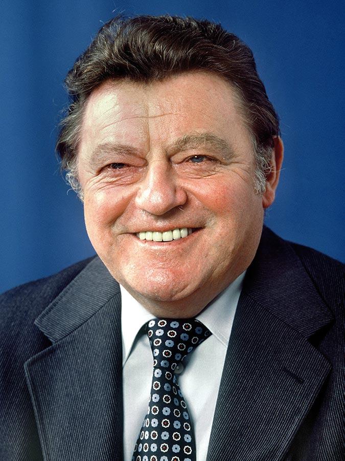 Zehn Jahre lang von 1978 bis zu seinem Tod im Jahr 1988 war Franz Josef Strauß Bayerischer Ministerpräsident - für nicht wenige Christsoziale sind es auch heute noch die zehn besten Jahre in der bayerischen Geschichte gewesen. FSJ, der Große Vorsitzende der CSU, bleibt nach wie vor der ultimative Übervater der Partei, der geborene Herr der Bayern, aus dessen übermächtigem Schatten sich erst Edmund Stoiber lösen konnte. 1980 wagte der Ex-Atom-, Verteidigungs- und Finanzminister der BRD den Sprung an die Spitze Deutschlands und trat bei der Bundestagswahl als Kanzlerkandidat der Unionsparteien gegen den amtierenden Bundeskanzler Helmut Schmidt (SPD) an - vergeblich: Außerhalb des Freistaats war man im geteilten Deutschland geteilter Meinung über ihn und sein Weltbild.