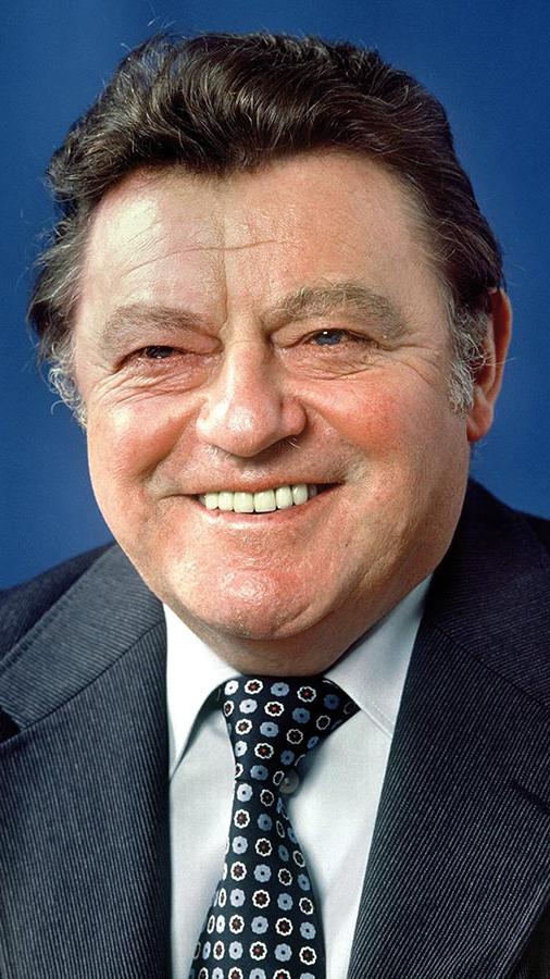 Zehn Jahre lang von 1978 bis zu seinem Tod im Jahr 1988 war Franz Josef Strauß Bayerischer Ministerpräsident - für nicht wenige Christsoziale sind es auch heute noch die zehn besten Jahre in der bayerischen Geschichte gewesen. FSJ, der Große Vorsitzende der CSU, bleibt nach wie vor der ultimative Übervater der Partei, der geborene Herr der Bayern, aus dessen übermächtigem Schatten sich erst Edmund Stoiber lösen konnte. 1980 wagte der Ex-Atom-, Verteidigungs- und Finanzminister der BRD den Sprung an die Spitze Deutschlands und trat bei der Bundestagswahl als Kanzlerkandidat der Unionsparteien gegen den amtierenden Bundeskanzler Helmut Schmidt (SPD) an - vergeblich: Außerhalb des Freistaats war man im geteilten Deutschland geteilter Meinung über ihn und sein Weltbild.