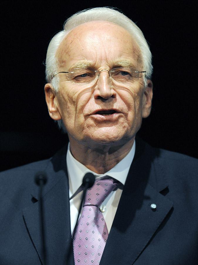 ... Edmund Stoiber: Er war von Mai 1993 bis September 2007 Ministerpräsident Bayerns und ist seit dem Ende seiner Amtszeit Ehrenvorsitzender der CSU. Der Ziehsohn von Franz Josef Strauß und legendäre Rhetoriker (unvergessen: Die "Jahrhundert-Rede" zum Thema Transrapid aus dem Jahre 2002) hat das Amt geprägt wie zuvor nur "seine Heiligkeit FJS". Seine kurzlebige Berliner Affäre (2002 verlor der Rosenheimer Christsoziale gegen seinen direkten Konkurrenten Gerhard Schröder den Kampf um das Amt des Bundeskanzlers) bliebt für Ede-Fans der einzige Schandfleck auf einer ansonsten pechschwarzen Karriere.