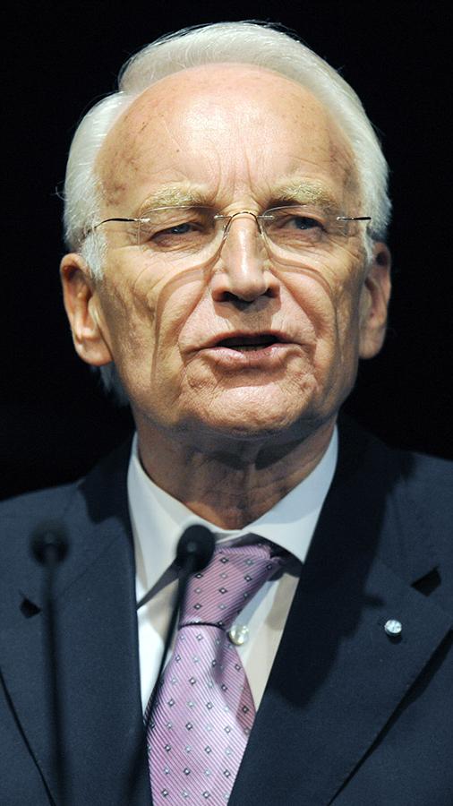 ... Edmund Stoiber: Er war von Mai 1993 bis September 2007 Ministerpräsident Bayerns und ist seit dem Ende seiner Amtszeit Ehrenvorsitzender der CSU. Der Ziehsohn von Franz Josef Strauß und legendäre Rhetoriker (unvergessen: Die "Jahrhundert-Rede" zum Thema Transrapid aus dem Jahre 2002) hat das Amt geprägt wie zuvor nur "seine Heiligkeit FJS". Seine kurzlebige Berliner Affäre (2002 verlor der Rosenheimer Christsoziale gegen seinen direkten Konkurrenten Gerhard Schröder den Kampf um das Amt des Bundeskanzlers) bliebt für Ede-Fans der einzige Schandfleck auf einer ansonsten pechschwarzen Karriere.
