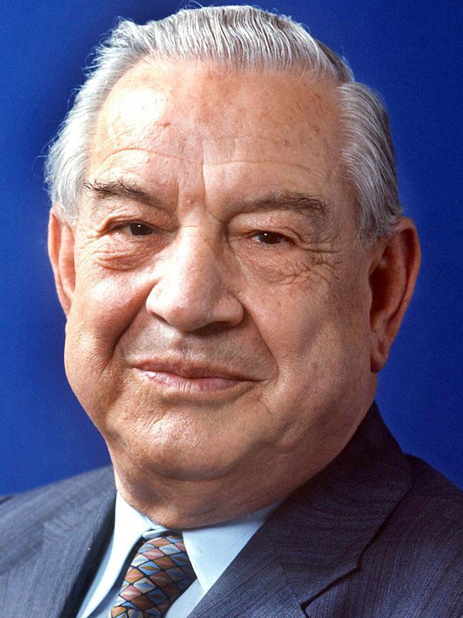 Der CSU-Politiker Alfons Goppel wurde 1962 ins Amt gewählt. Goppel war ein Ministerpräsident der Rekorde: Der Regensburger war sechzehn Jahre "Landesvater" in Bayern und ist damit der bislang am längsten amtierende Ministerpräsident. Außerdem sind die unter seiner Spitzenkandidatur erreichten, traumhafte 62,1 Prozent bei der Landtagswahl 1974 bis heute das beste Ergebnis, welches die CSU je erreichte.