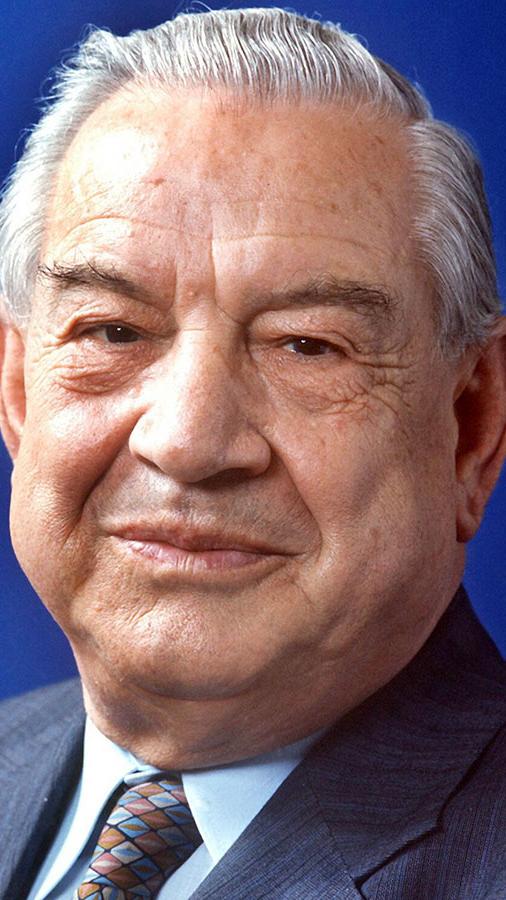 Der CSU-Politiker Alfons Goppel wurde 1962 ins Amt gewählt. Goppel war ein Ministerpräsident der Rekorde: Der Regensburger war sechzehn Jahre "Landesvater" in Bayern und ist damit der bislang am längsten amtierende Ministerpräsident. Außerdem sind die unter seiner Spitzenkandidatur erreichten, traumhafte 62,1 Prozent bei der Landtagswahl 1974 bis heute das beste Ergebnis, welches die CSU je erreichte.