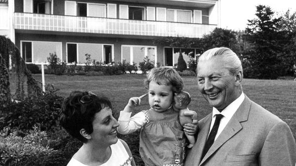 Der aus Ebingen stammende CDU-Politiker prägte die Aufbaujahre in Stuttgart und Bonn: Von 1958 bis 1966 war er Ministerpräsident, danach Bundeskanzler. Er führte die erste Große Koalition mit Willy Brandt (SPD) als Außenminister. Charakterisierungen als "König Silberzunge" oder "Wandelnder Vermittlungsausschuss" hatte er seinem rhetorischen Talent und seiner Fähigkeit zur Vermittlung zu verdanken. Unter ihm demonstrierten die 68er gegen die neuen Notstandsgesetze. Mit seiner Amtszeit endete eine zwanzigjährige Regierungszeit unter Führung der CDU/CSU.