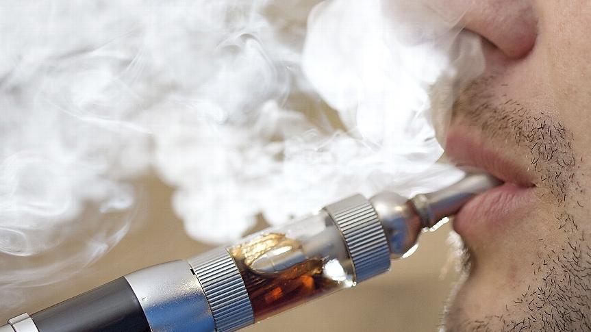 Der Rauch von E-Zigaretten steht im Verdacht, schwere Lungenkrankheiten auszulösen.