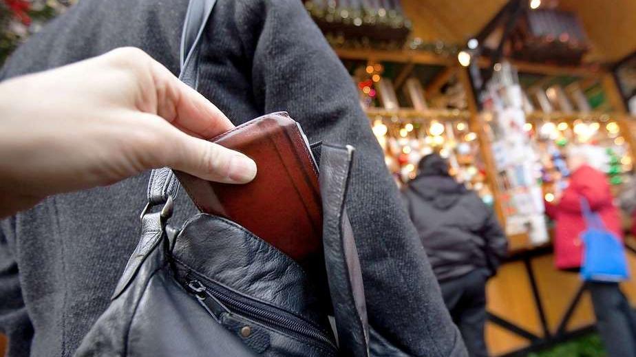Taschendiebe nutzen Menschenmengen, wie beispielsweise auf Weihnachtsmärkten  für ihre kriminellen Streifzüge.