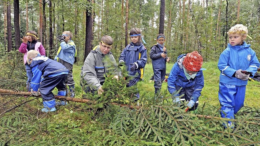 Die Wald-Indianer der Klasse 2a bei den Vorbereitungen für den Bau ihres Tipis. Die Wald-Indianer der Klasse 2a bei den Vorbereitungen für den Bau ihres Tipis.