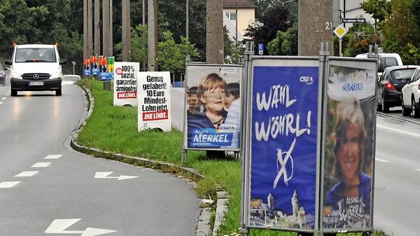 Mit dem Wahlkampf geht es traditionell bereits los, sobald der Bundespräsident den Wahltermin festgelegt hat. Das ist meist ein Jahr vor der Wahl der Fall. Die heiße Wahlkampfphase beginnt wenige Wochen vor dem Urnengang. Mit dem Wahlkampf versuchen die Parteien und Kandidaten die Wähler von sich und ihrem Programm zu überzeugen. Wer mit Plakaten, TV-Spots und mit mehr oder weniger nützlichen Give-aways um Stimmen buhlt, muss das selbst finanzieren. Geld gibt es zwar vom Staat als Unterstützung für die Arbeit der Parteien, allerdings nicht direkt für den Wahlkampf. Die Höhe der Zuwendung bemisst sich an der Anzahl der erreichten Wählerstimmen.