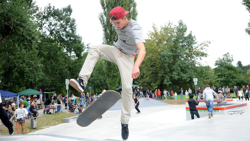 Über 60 Teilnehmer im Alter von elf bis 29 demonstrierten im brandneuen, 900  Quadratmeter großen Fürther Skatepark ihr Können.