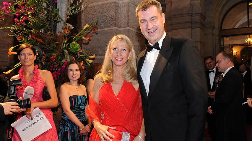 Auch Söders Ehefrau Karin hatte sich passend zum Motto für ein rotes Kleid entschieden.