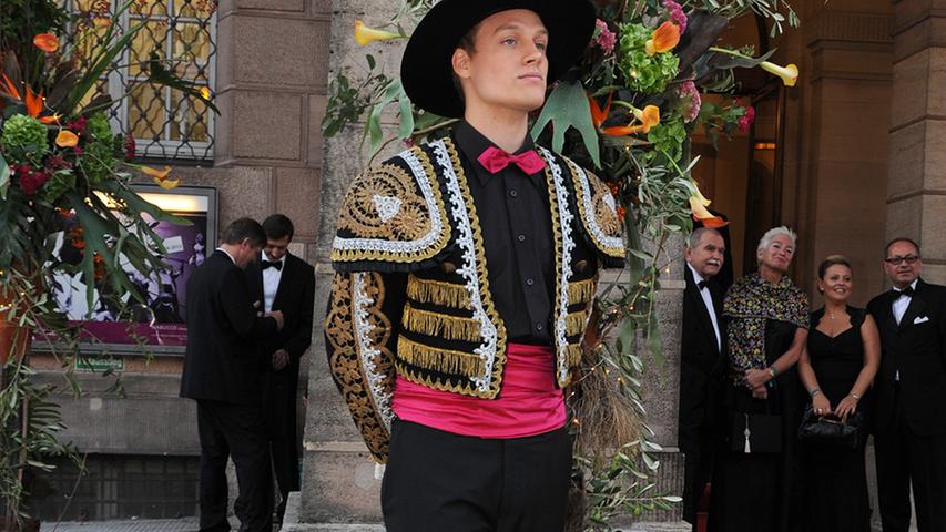 Die Mitarbeiter des Opernballs traten in spanischer Traditionskleidung auf.