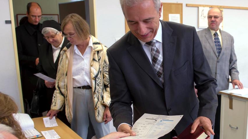 ...Sachsens Ministerpräsident Stanislaw Tillich von der CSU ins nächste Wahllokal, um ihren Stimmzettel abzugeben.
