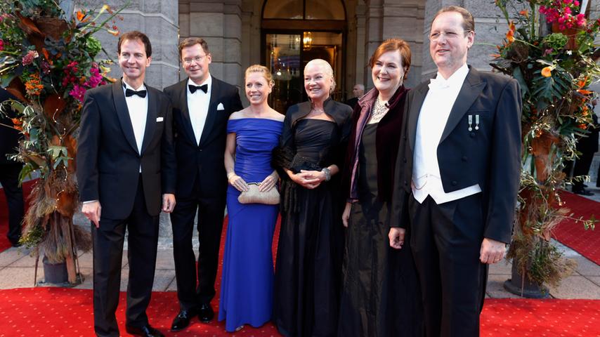Lucius Hemmer, Christian Ruppert, Stefanie Hemmer, Gabriele Theiler, Sibylle Tura und Peter Theiler (von links nach rechts) stellten sich auf dem Roten Teppich für die Fotografen auf.