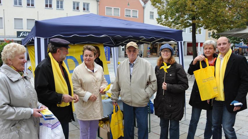 Aber nicht nur die Wähler waren eifrig bei der Sache: Vor dem Neumarkter Rathaus...