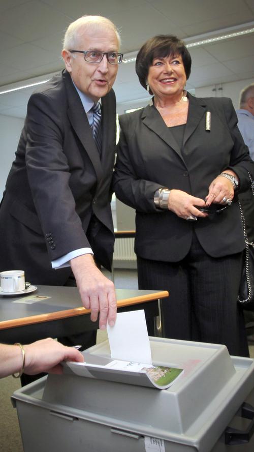 Der Vorsitzende der FDP-Bundestagsfraktion und Spitzenkandidat für die Bundestagswahl 2013, Rainer Brüderle, gab zusammen mit seiner Frau Angelika in einem Mainzer Wahllokal seinen Stimmzettel ab.