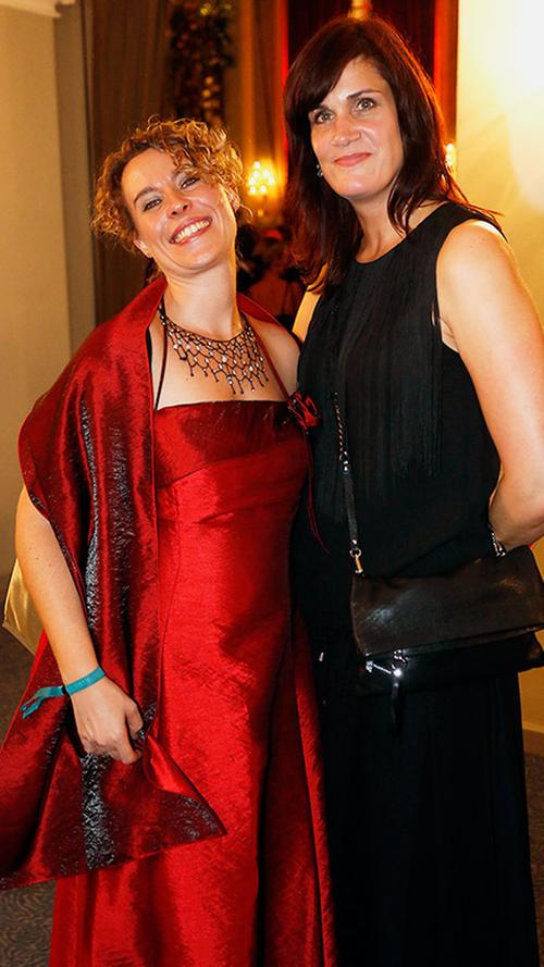 Anette Röckel (links) und Katja Jäkel waren nicht zu ihrem Vergnügen auf dem Opernball: Die beiden Redakteurinnen der Nürnberger Nachrichten hatten ihre Notizblöcke immer griffbereit.