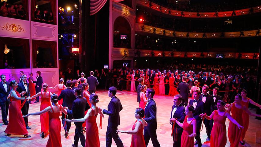 Ein Novum beim Nürnberger Opernball war in diesem Jahr das Defilee der Debütantinnen und Debütanten.