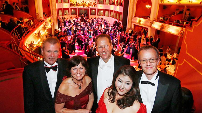 Auch der Nürnberger Oberbürgermeister Ulrich Maly (links) und seine Frau Petra ließen sich den Opernball nicht entgehen.