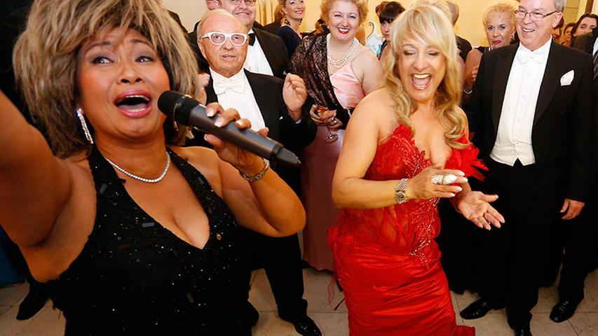 Society-Lady Dominic Armbrüster (rechts) tanzte zum Gesang eines Tina Turner-Doubles.