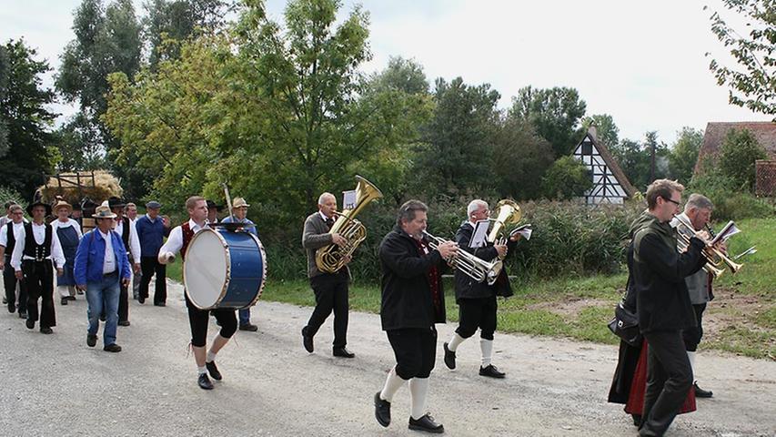 Mit Pauken, Tompeten, Tuba und Querflöte marschierte der Festzug vorbei...