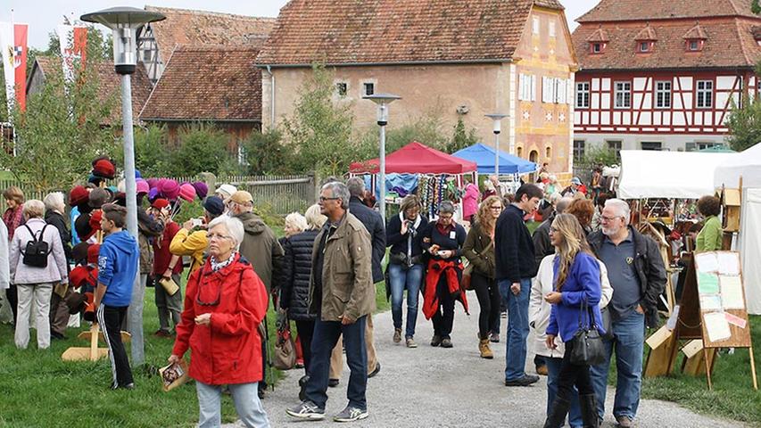 Durch schicke Hüte und allerlei Selbstgemachtes konnten die Besucher auf dem Herbstfest-Markt des Bad Windsheimer Freilandmuseums stöbern.