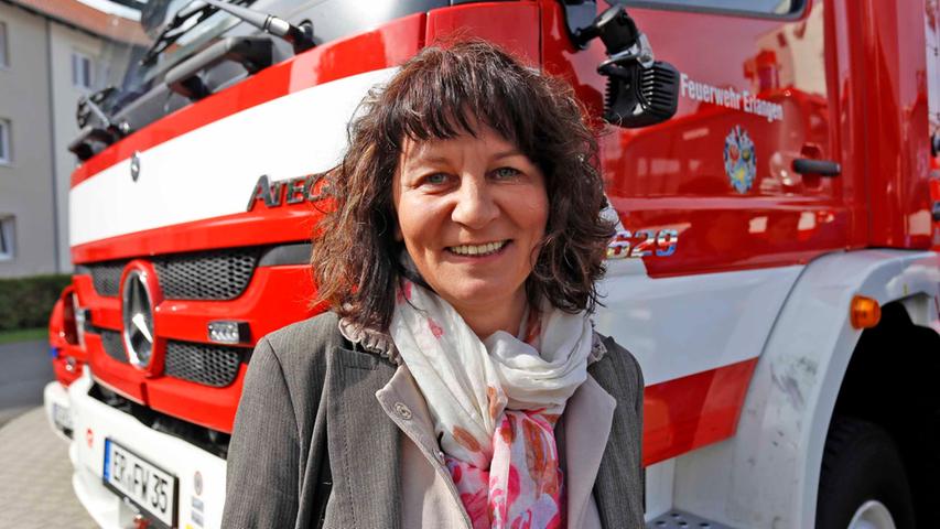 Der SPD-Spitzenkandidatin Martina Stamm-Fiebig ist offenbar zum Feiern zu Mute. Sie hat nach dem Urnengang das Erlanger Feuerwehrfest besucht.
