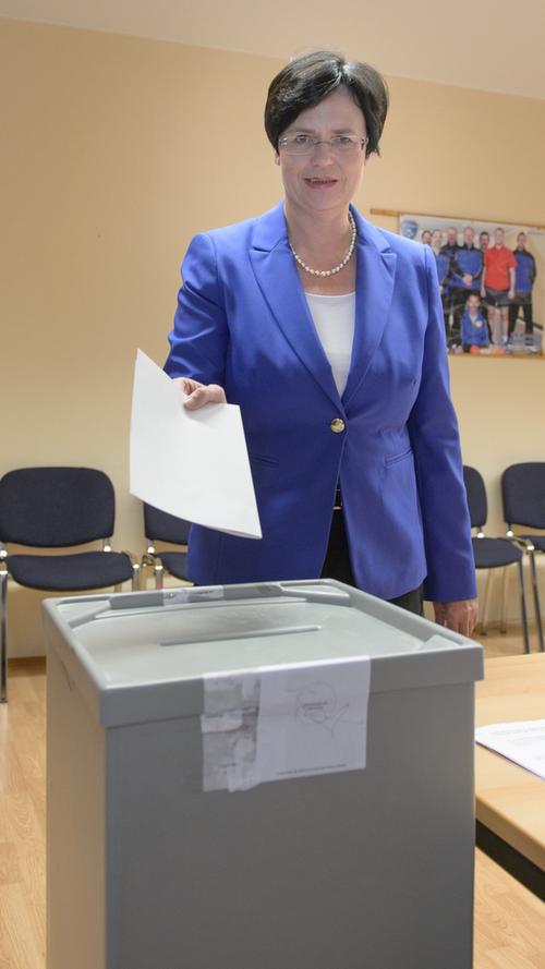 Christine Lieberknecht, die Ministerpräsidentin Thüringens, gab ihren Stimmzettel in ihrem Wohnort Ramsla ab.