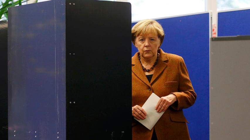Was Steinbrück am Morgen erledigt hat, machte nun am frühen Nachmittag auch Angela Merkel. Unter den Augen zahlreicher Medienvertreter gab die Kanzlerin in Berlin ihren Stimmzettel ab.