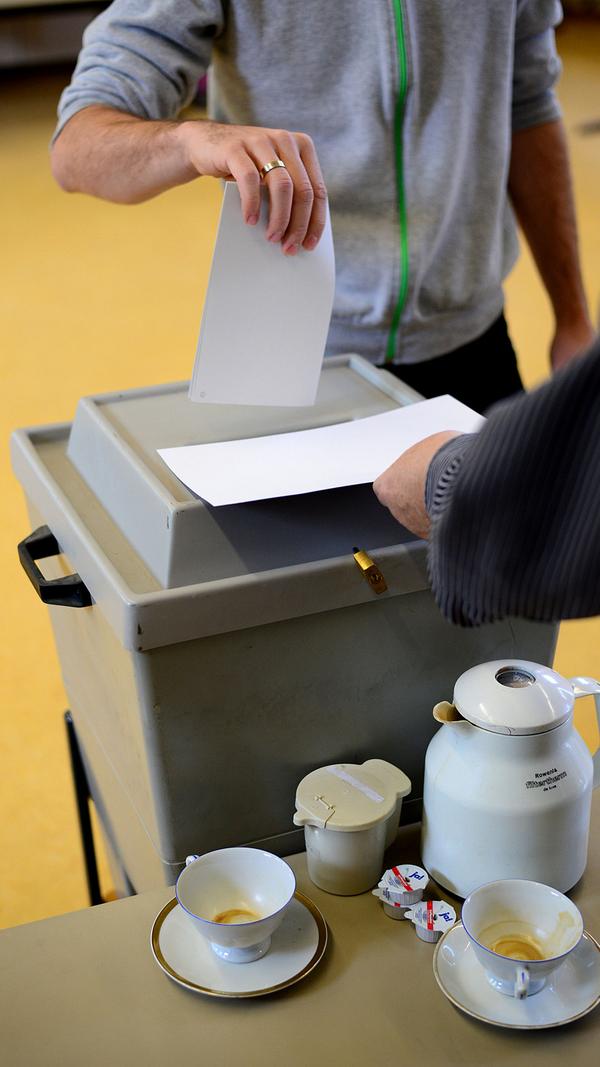 Nicht wählen darf, wer kein deutscher Staatsbürger ist - allerdings gilt das auch für einen Deutschen, wenn er sein Wahlrecht infolge eines Richterspruchs verloren hat. Eine solche "Sperre" des Wahlrechts für zwei bis fünf Jahre kann ein Gericht nur bei bestimmten, überwiegend politisch motivierten Straftaten (wie zum Beispiel Sabotage, Spionage und Landesverrat) verhängen. Kein Wahlrecht haben auch Personen, die ihre Angelegenheiten nicht mehr alleine besorgen können und für ausnahmslos alle Angelegenheiten Betreuung brauchen (Vollbetreuung). Auch Menschen, die im Zusammenhang mit einer Straftat von einem Gericht für schuldunfähig erklärt wurden und sich in einem psychiatrischen Krankenhaus befinden, dürfen nicht wählen.