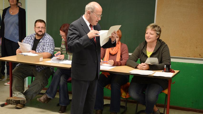 Gregor Gysi, Spitzenkandidat und Fraktionsvorsitzender der Linken schaute sich in seinem Berliner Wahllokal den Stimmzettel ganz genau an.