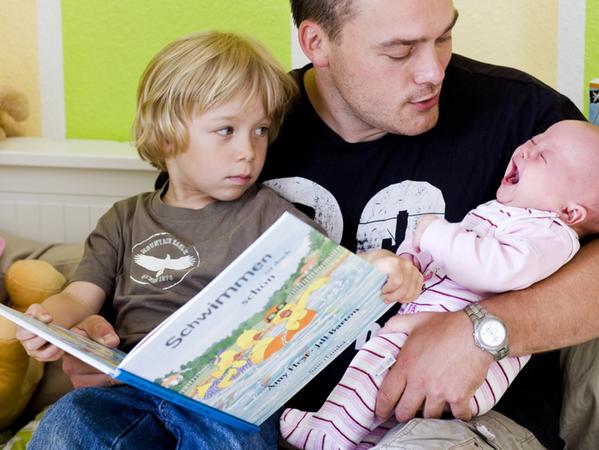Babysitten statt Büroarbeit: Viele Väter entscheiden sich dafür, dies temporär zu machen. Der Spagat zwischen Beruf und Familie fordert ihnen einiges ab.