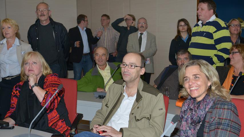 Angespannte Atmosphäre im Rathaus in Erlangen: Gebannt warten die verschiedenen Vertreter der Parteien auf die Ergebnisse der Bundestagswahl.
