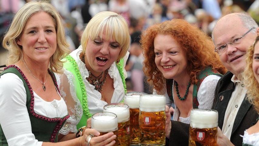 Bei der Eröffnung am Samstag hatten diese grünen Politiker noch gut Lachen: Sabine Nallinger, Claudia Roth, Margarete Bause und Jerzy Montag (von links) trinken ein Bierchen.