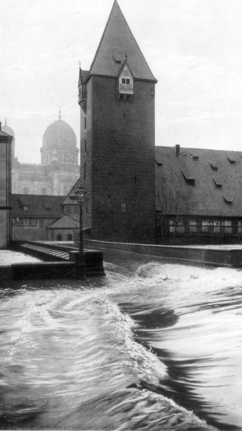 Auf diesem Bild ist noch die Synagoge an der Heubrücke zu sehen, die im August 1938 von den Nazis abgerissen wurde.