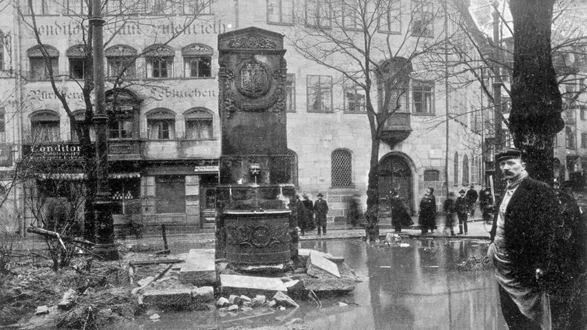 Die Bürger begutachteten den Schaden (hier am Maxplatz) nach der Katastrophe.