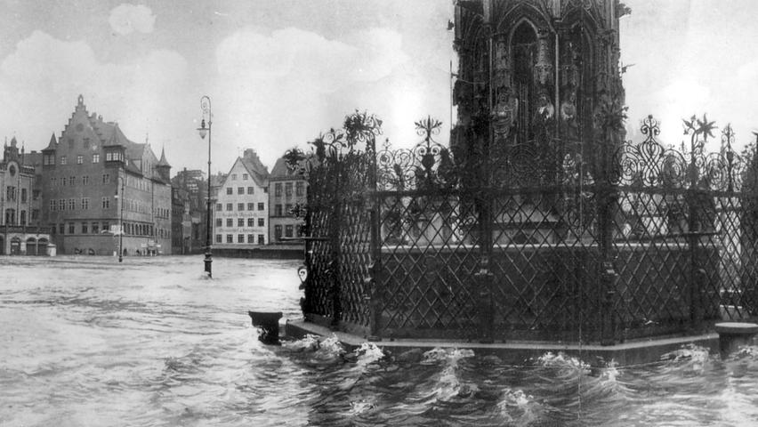Auch der Hauptmarkt (im Vordergrund ist der Schöne Brunnen zu sehen) stand fast drei Tage unter Wasser.