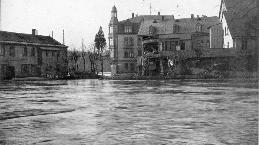 Im Februar 1909 war die Nürnberger Innenstadt nicht wiederzuerkennen. Wassermassen wie hier an der Kleinweidenmühle...