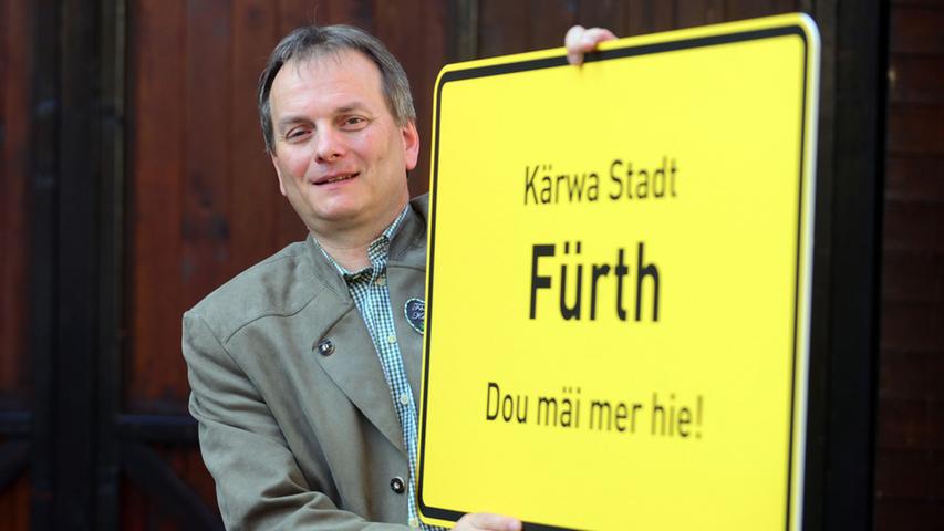 Für elf Tage wird Fürth zur Kärwa-Stadt. Kirchweihreferent Horst Müller hat für die richtige Beschilderung an der Stadtgrenze vorgesorgt.