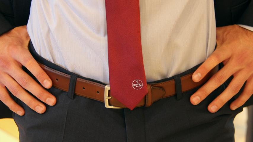 Extra für die Clubmannschaft hat Wöhrl eine FCN-Krawatte entworfen, die es allerdings nicht im Handel zu kaufen gibt. Noch nicht.