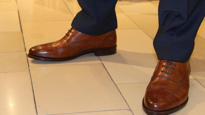Nur mit den Schuhen ist Drmic unzufrieden. Die sind ihm zu weit, und auch der Schnitt gefällt ihm nicht. Tja, über Geschmack lässt sich nunmal nicht streiten. Den Fummel-Findern gefallen die Treter der Marke Prime Shoes (290 Euro) allerdings schon.