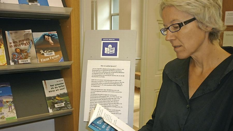 Die Leiterin der Stadtbibliothek Anne Grimmer wirft einen Kontrollblick auf den neuen Bestand „Leichte Sprache“. Die Leiterin der Stadtbibliothek Anne Grimmer wirft einen Kontrollblick auf den neuen Bestand „Leichte Sprache“.