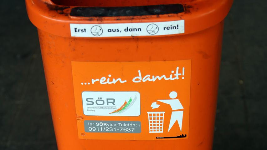 Besonders ärgerlich: Wenn der Abfall direkt neben dem Mülleimer landet. Obwohl doch draufsteht, wie es richtig geht.
