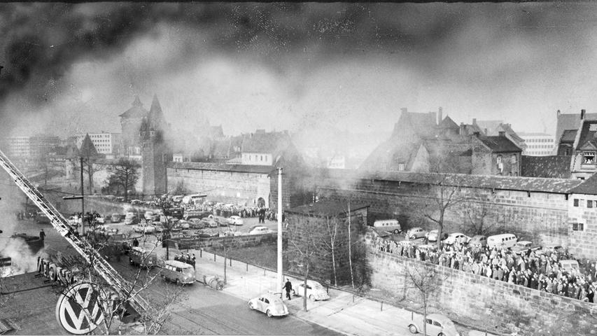 Die ganze Stadt sah am 17. Januar 1962 den schwarzen Rauchpilz, der unheilverkündend über dem Ringkaufhaus stand. Hunderte von Menschen erlebten das große Feuer am Frauentor mit. Vor dem Gericht müssen sich nun vier Angeklagte verantworten.   Zum Artikel: Das letzte Kapitel der Katastrophe