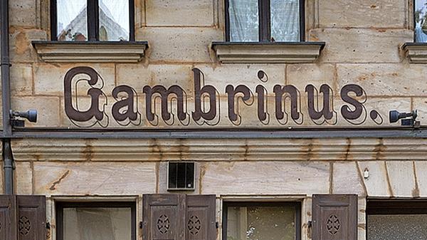 Gambrinus, der mysteriöse Bier Schöpfer. "Wer hat's erfunden?", könnte man im Stil der Schweizer fragen, denn viele Namen geistern herum, wenn es um die Erfindung des Bieres geht. Die Sumerer machten ihre Fruchtbarkeitsgöttin Nin-Harra dafür verantwortlich, die Ägypter das göttliche Geschwisterpaar Isis und Osiris, während wir Abendländer die Legende von einem ominösen Herrn Gambrinus in die Welt setzten. Einige behaupteten, er sei der Leib-Bierbrauer Karls des Großen gewesen. Andere glauben an eine Verfälschung des Namens Jan Primus – zu deutsch: Johann I., ein flämischer Adeliger. Wieder andere denken an einen anderen Jan Primus, der im 16. Jahrhundert König von Flandern und Brabant war.