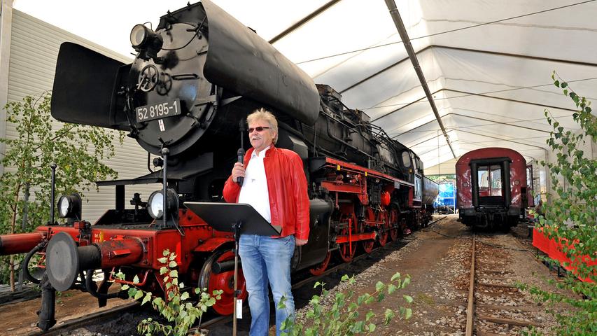 Anlässlich der Einweihung der Fahrzeughalle der Fränkischen Museums-Eisenbahn ließ es sich der 1. Vorsitzende, Hans-Peter Schenk, nicht nehmen, eine Rede vor den gespannten Besuchern zu halten.